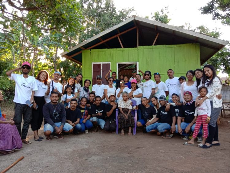 Relawan Taman Daun foto bersama nenek Peni di depan rumah barunya / Foto : Dok. Taman Daun