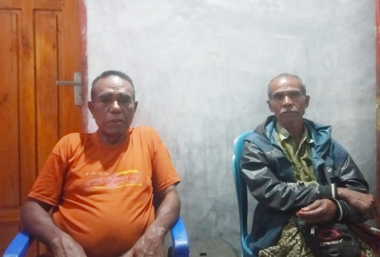 Kepala Dusun A, Thomas Anin (kanan) bersama ketua RT 02 Dusun A, Desa Oeekam / Foto : BentaraNet (Joe Kikhau)