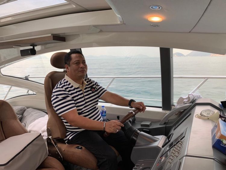 Vier Abdul Jamal saat berada di kapal pesiar miliknya / Foto Istimewa