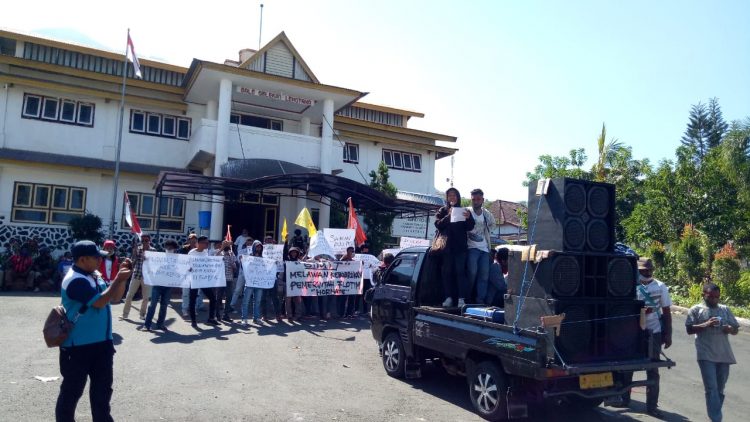 Aksi unjuk rasa Aliansi  Pemuda Progresif Flores Timur (PP-Flotim) di Gedung DPRD Flores Timur, Larantuka (Foto Redem Welan/BentaraNet)