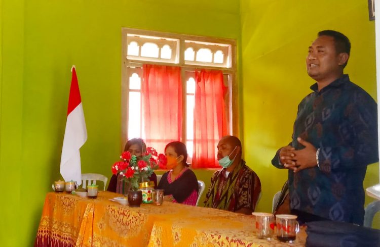 Anggota DPRD Kabupaten TTS, Maxi Lian (kanan) dari Fraksi Demokrat (Foto : Joe Kikhau/BentaraNet)