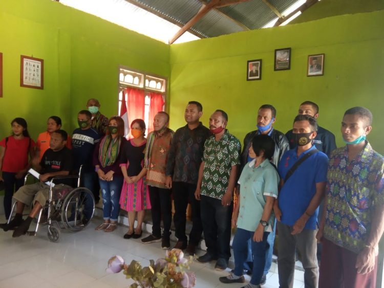 Pengurus KIPDA TTS foto bersama Wakil Ketua PKK Kabupaten TTS, anggota DPRD Kabupaten TTS dam penyandang disabilitas di Desa Kuanfatu (Foto:Joe Kikhau/BenaraNet)
