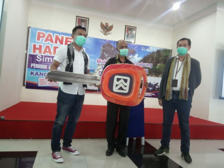 Kepala Dinas Sosial Kabupaten TTS, Nikson D E Nomleni (tengah) saat menyerahkan secara simbolis kunci mobil hadiah utama kepada Kepala Unit Kerja BRI Kapan (Foto: Joe Kikhau/BentaraNet)