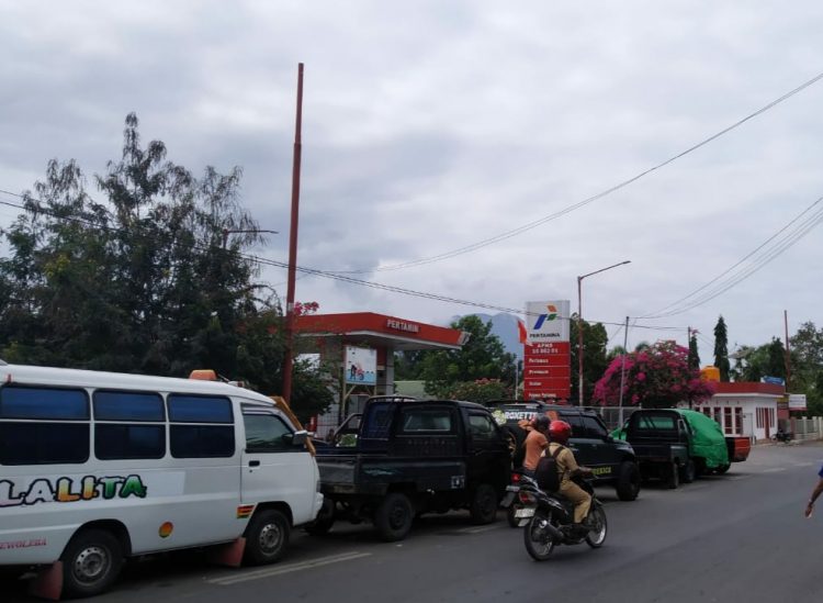 Antrian kendaraan di SPBU Kompak Lamahora / Foto BentaraNet