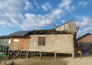 Rumah milik Abdul Malik (35), warga Kelurahan Lewoleba Utara, Kecamatan Nubatukan, Kabupaten Lembata rusak diterjang angin puting beliung pada Rabu (15/7/2020) pagi (Foto BentaraNet)