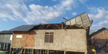Rumah milik Abdul Malik (35), warga Kelurahan Lewoleba Utara, Kecamatan Nubatukan, Kabupaten Lembata rusak diterjang angin puting beliung pada Rabu (15/7/2020) pagi (Foto BentaraNet)