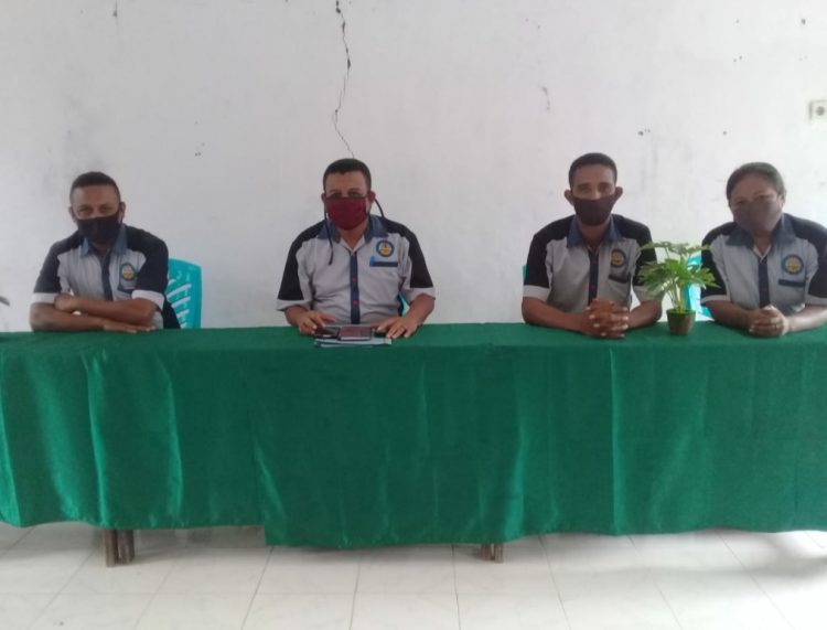 Kepala SMK Kristen Niki-niki, Muti Nakamnanu (kedua kanan) saat rapat bersama orang tua/wali siswa (Foto: Joe Kikhau /BentaraNet)