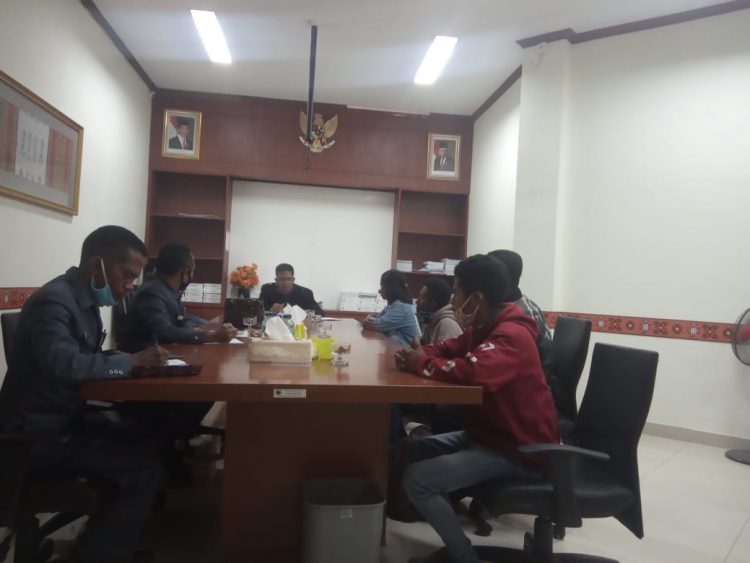 Komisi I DPRD Kabupaten TTS saat menerima aspirasi dari masyarakat Desa Pili (foto: Joe Kikhau/bentaraNet)