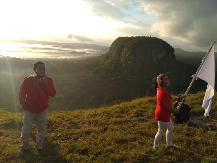 Ketua ASITA Provinsi NTT, Abed Frans (kanan) bersama Bendahara HPI Provinsi NTT, Yayang Sutomo (foto:Joe Kikhau/bentaraNet)