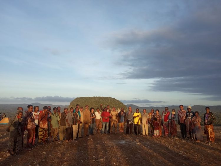Foto bersama tim dari Kabupaten TTS bersama masyarakat Desa Fatukopa di lokasi wisata Fatukopa (foto: Joe Kikhau/BentaraNet)