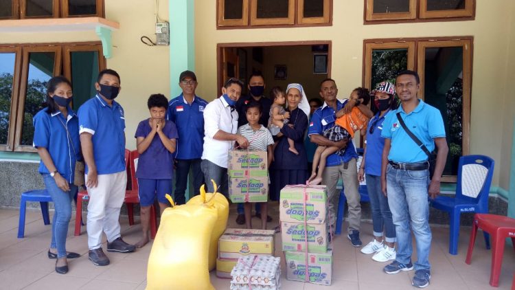 PAN Flotim memberikan bantuan sembako di Pantai Asuhan Suteran Alma Weri, Larantuka / Foto : Redem Welan/BentaraNet
