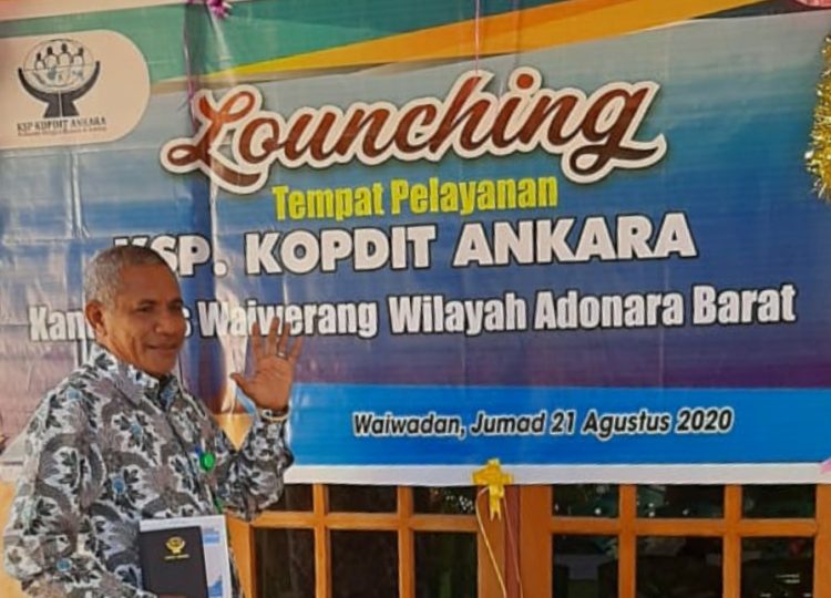 Wakil Dewan Pengurus KSP Kopdit Ankara, Stanislaus Kebesa Langoday saat peresmian tempat pelayanan (TP) di Desa Waiwadan, Kecamatan Adonara Barat, Kabupaten Flores Timur / Foto Istimewa
