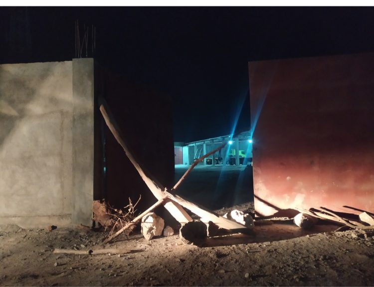 Akses masuk ke gudang Himalaya di Bluwa, Kelurahan Lewoleba Barat, Kabupaten Lembata diblokir warga setempat / Foto BentaraNet