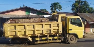 Video : Dump Truck Terlepas Ban Lalu Hantam 2 Sepeda Motor di Lamahora