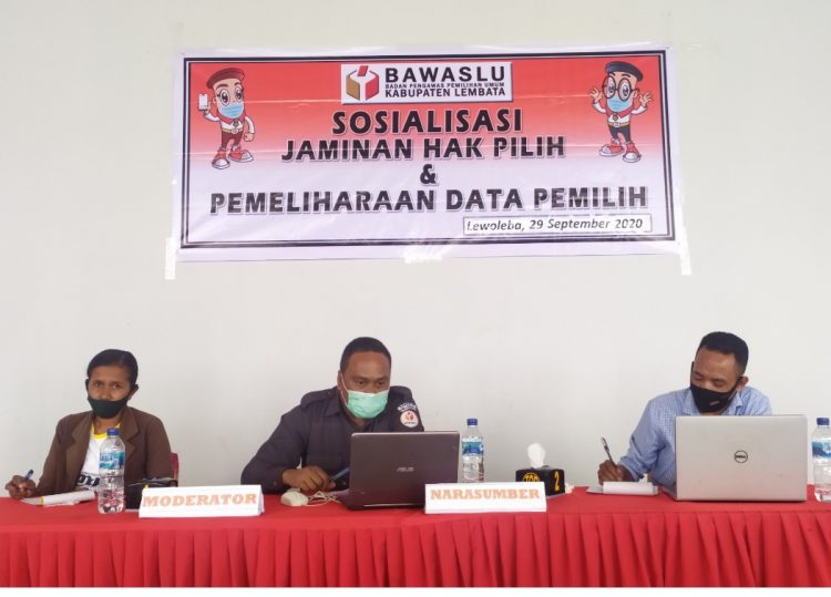 Perwakilan Disdukcapil Lembata, Kristin Tiro, Komisioner Bawaslu Lembata, Thomas Febri (moderator) dan Komisioner KPU Lembata, Petrus Payong saat kegiatan Sosialisasi Jaminan Hak Pilih & Pemeliharaan Data Pemilih di Ballroom & Resto Olympic Lewoleba, Selasa (29/9/2020) / Foto BentaraNet
