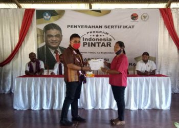 Wujud Nyata Peningkatan Kualitas Pendidikan, Andreas Hugo Pareira Bagikan Beasiswa PIP di Flotim