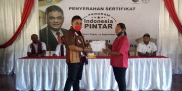 Wujud Nyata Peningkatan Kualitas Pendidikan, Andreas Hugo Pareira Bagikan Beasiswa PIP di Flotim