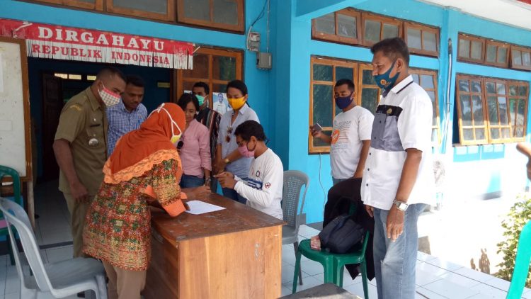 Pedang Pasar Sagu menerima bantuan penambahan modal / Foto : BentaraNet (Redem Welan)