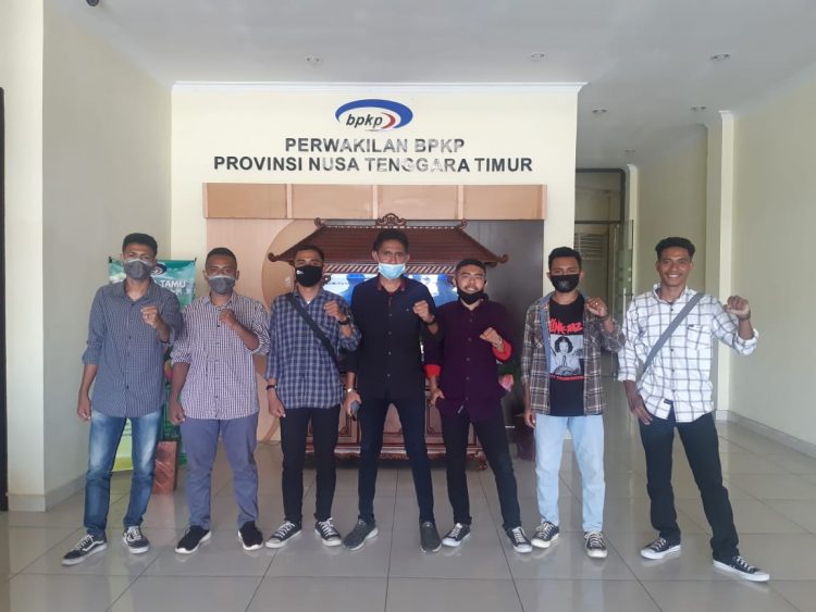 Aktivis Amppera Kupang saat berada di Kantor BPKP Perwakilan Provinsi Nusa Tenggara Timur (NTT) di Jalan Palapa No 21A, Oebobo, Kota Kupang pada Rabu (30/9/2020) / Foto : Dok. Amppera