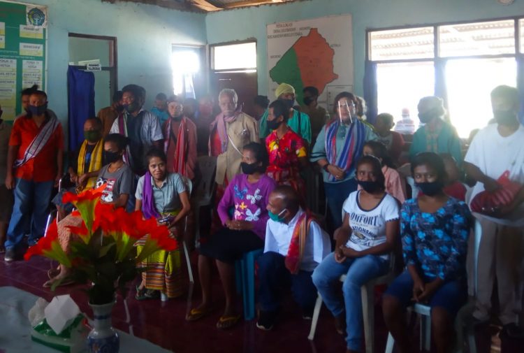 Pengurus KIPDA TTS foto bersama penyandang disabilitas di Desa Lelobatan, Kecamatan Mollo Utara (Foto:Joe Kikhau/BentaraNet)