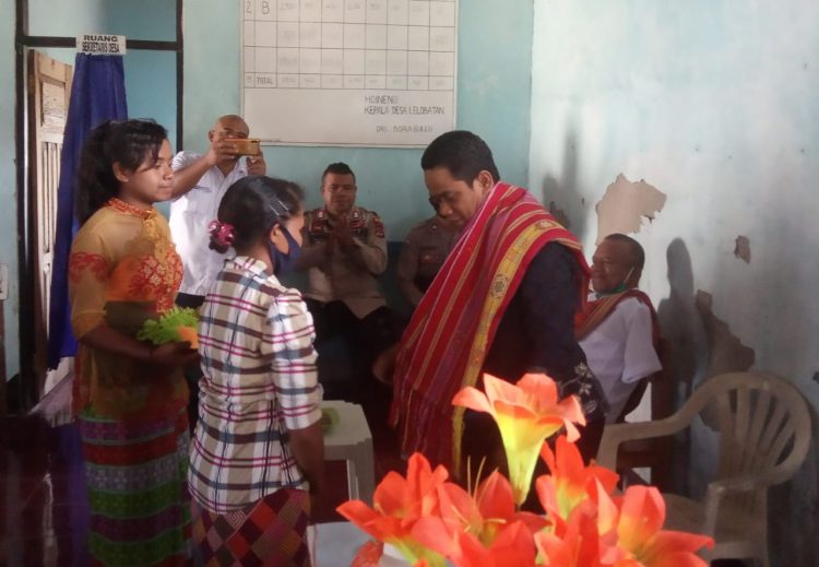 Ketua DPRD Kabupaten TTS, Marcu Buana Mbau saat disambut di Desa Lelobatan, Kecamatan Mollo Utara (Foto: Joe/bentaraNet)