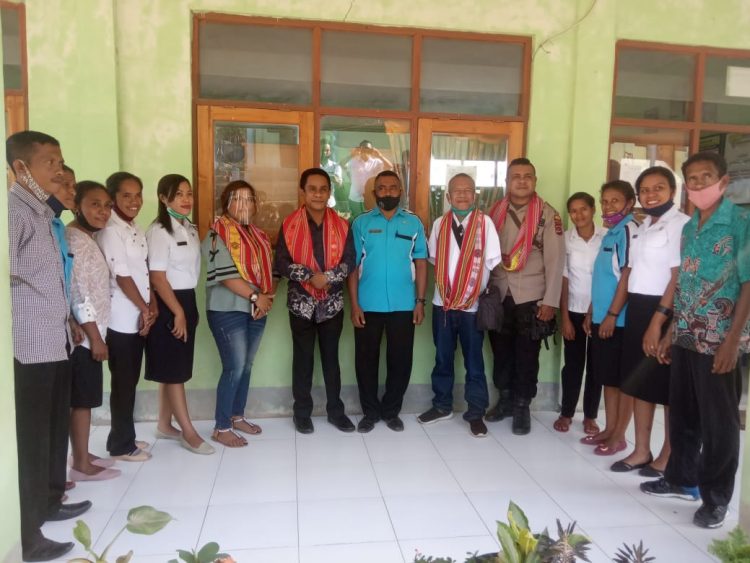 Ketua DPRD Kabupaten TTS, Marcu Buana Mbau foto bersama para guru SMP Negeri Satu Atap Fatumetan  dan anggota Polsek Mollo Utara (Foto: Joe Kikhau/BentaraNet)