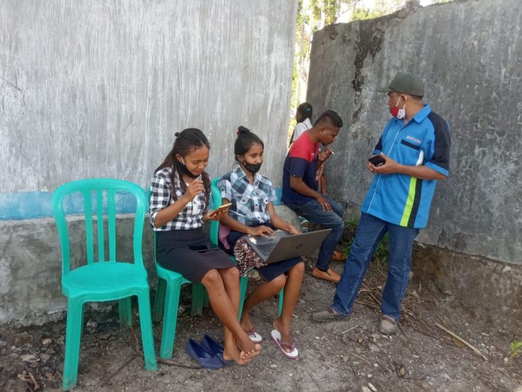Kepala SMK Kristen Fautmolo, Nifron Fallo, S. Kom (berdiri) saat mendampingi Guru dan siswa mencari sinyal untuk mengikuti webinar (Foto: Joe Kikhau/BentaraNet)