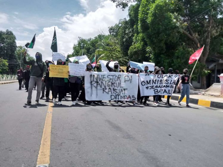 Mahasiswa di Kabupaten Sikka, Nusa Tenggara Timur (NTT) yang tergabung dalam kelompok Cipayung Plus menggelar aksi penolakan Omnibus Law pada Jumat (9/10/2020)