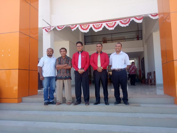 Dua orang kandidat doktor,  Marten Tualaka dan Uksam B Selan (keduanya berkemeja merah) foto bersama para sahabat sebelum ujian seminar proposal disertasi (Foto:Joe Kikhau/BentaraNet)