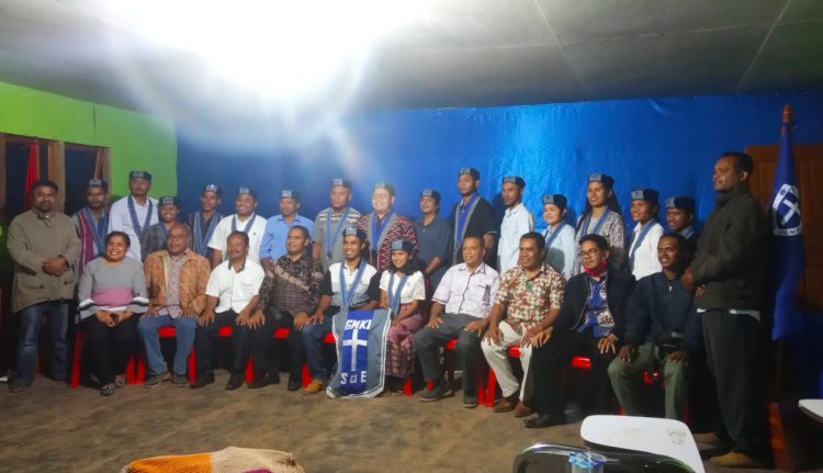 Foto bersama Pengurus Cabang GMKI SoE dan para senior GMKI seusai pelantikan (Foto: Joe Kikhau/BentaraNet)