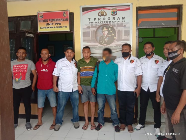 AT (tengah) saat tiba di Mapolres TTS (Foto:  Doc.Polres TTS)
