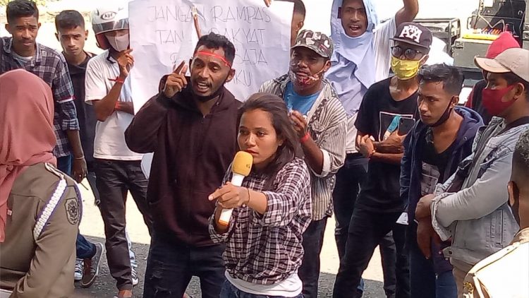 Aksi unjuk rasa Aliansi Pemuda Mahasiswa Flores Timur di Kantor DPRD Flores Timur, Larantuka, Selasa (20/10/2020).