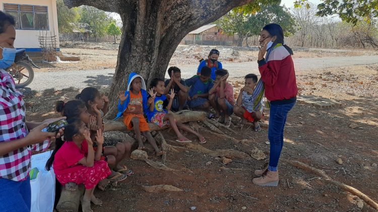 Salah satu peserta PKMI saat memberikan pelatihan bagi anak-anak di Pantai Liman (Foto: doc. Pribadi)