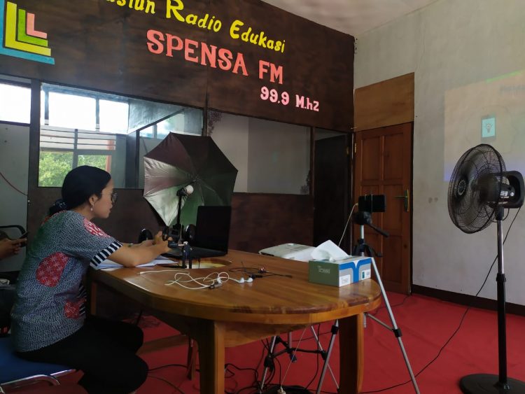 Salah satu pemateri sedang memprentasikan secara virtual hasil penelitiannya di depan panelis dan peserta Seminar Nasional Bulan Bahasa 2020 / Foto BentaraNet