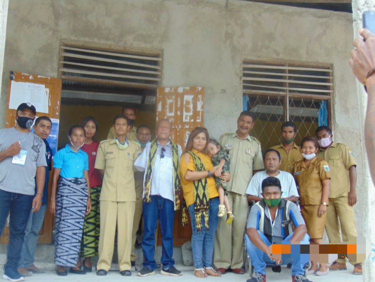 Fetor Moy (digendong Ibunya) berpose bersama aparat desa dan pengurus KIPDA TTS di Kantor Desa Kolbano (Foto: Joe Kikhau/BentaraNet)