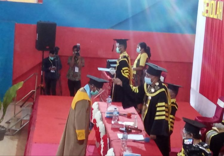 Ketua STKIP SoE, Ared J. Billik, ST., M. Si saat memindahkan kuncir toga salah satu mahasiswa (foto : Joe Kikhau/BentaraNet)