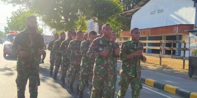 Sembuh dari Covid-19, 12 TNI-AD Long March Menuju Makodim 1603/Sikka