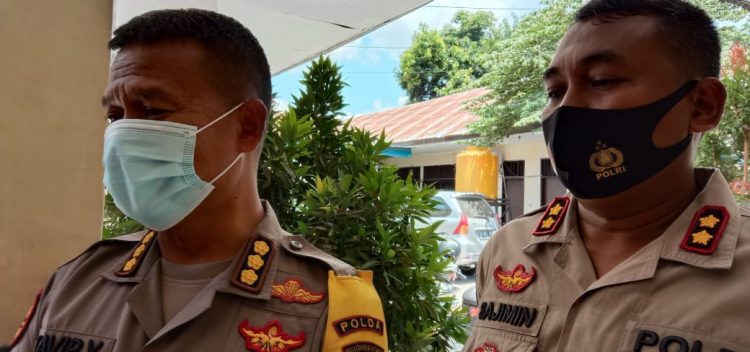 Irwasda Polda NTT, Kombes Pol Drs Tavip Yulianto  (kiri) memberikan keterangan pers kepada wartawan / Foto : BentaraNet (Arnold Siku)