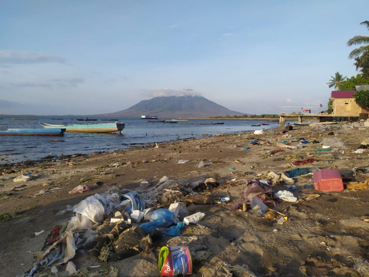 Sampah plastik yang berserakan di sepanjang pantai pesisir utara Kekurahan Selandoro, Kota Lewoleba / Foto : BentaraNet