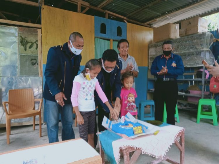 Jajarang pengurus DPD Partai Nasdem bersama anak Panti Asuhan Eugene Smith memotong kue ulang tahun ke 9 Partai Nasdem / Foto :Istimewa