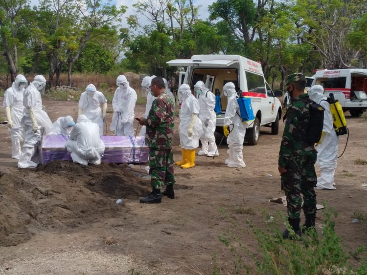 Penguburan pasien Positif Covid-19 di Kabupaten Sikka / Foto BentaraNet (Arnold Siku)