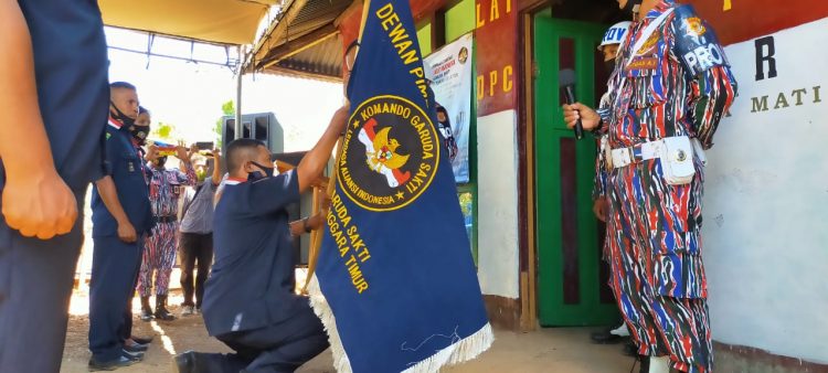 Ketua DPC LAI KGS Kabupaten TTS, Andi Seir E Taniu (berjongkok) saat menerima bendera LAI KGS (Foto Kukhau: Joe/BentaraNet)