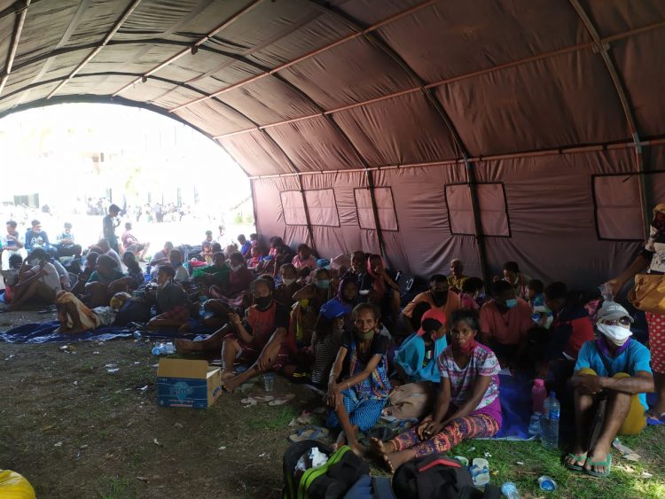 Warga Ile Ape saat berada di lokasi pengungsian halaman kantor Dinas Pekerjaan Umum dan Perpustakaan Daerah Kabupaten Lembata, Kota Lewoleba. Setidaknya 21 warga di dua kecamatan yakni Ile Ape dan Ile Ape Timur dievakuasi ke Kota Lewoleba akibat erupsi Gunung Ile Lewotolok, Kabupaten Lembata pada Minggu (29/11/2020) pagi sekitar Pukul 09.45 WITA / Foto BentaraNet