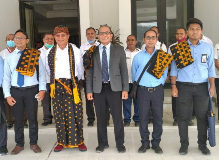 Bupati Nagekeo, Johanes Don Bosco Do dan KPPN Ende, Mat Hari bersama stad pada Kantor Bupati Nagekeo dan Kantor KPPN Ende foto bersama / Foto : BentaraNet (Alfredonic DM)