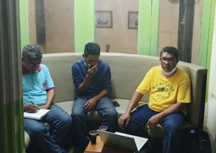 Wartawan Senior di Jakarta asal NTT, Ferdinand Lamak (kanan) saat menjadi narasumber dalam kegiatan Pelatihan Jurnalistik oleh AMA Jakarta / Foto Istimewa