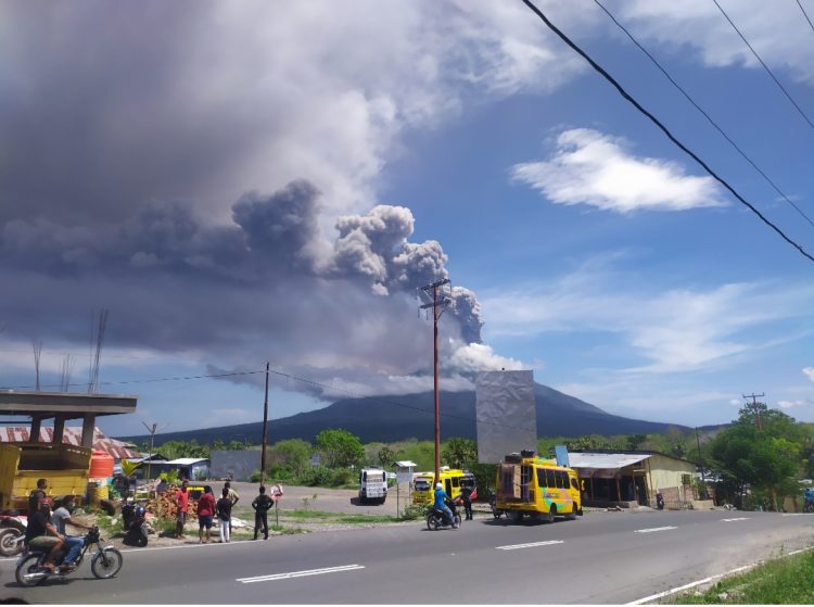 Gunung Ile Lewotolok Erupsi / Foto : BentaraNet