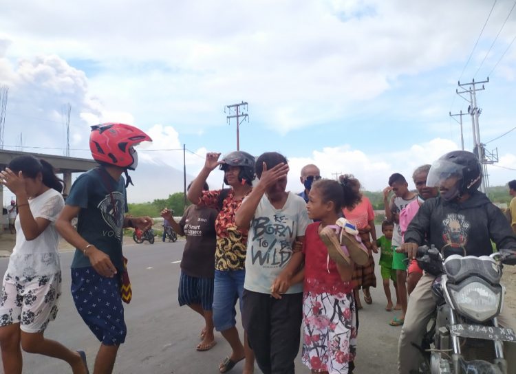 Warga Ile Ape yang mengungsi di Kota Lewoleba, melindungi diri dari belerang akibat erupsi Gunung Ile Lewotolok, Kabupaten Lembata, Nusa Tenggara Timur, Minggu (29/11/2020) siang / Foto : BentaraNet