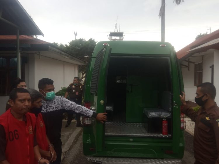 2 tersangka PD Mutis Jaya menuju mobil tahanan Kejari TTS (Foto:Joe/bentaraNet)