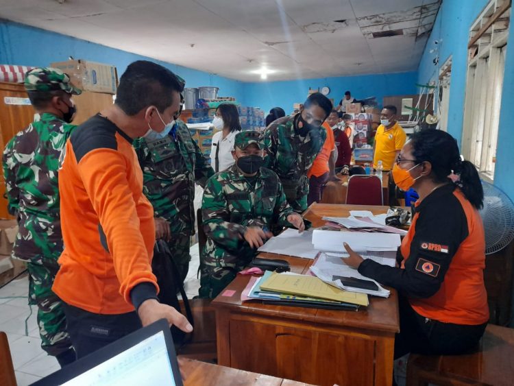 Tim ahli Balak Aju Kodam dari Korem 161/Wirasakti Kupang meninjau gudang logistik pengungsi di kantor BPBD Kabupaten Lembata / Foto Istimewa