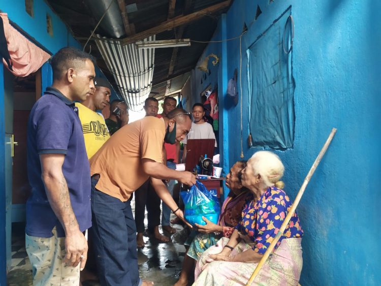 Komunitas Sopir Dump Truck menyerahkan bantuan sembako kepada korban letusan gunung api Ile Lewotolok yang mengungsi di rumah warga di Kota Lewoleba / Foto : BentaraNet